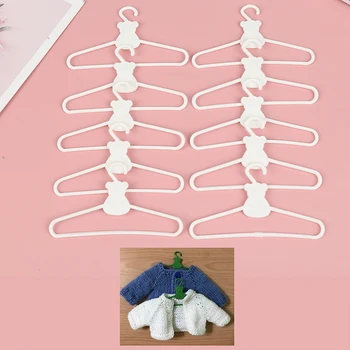 10PCS mini Pakabos baltas paltas Suknelė lėlė Plastikiniai spaustukai Pakabos Lėlių spinta
