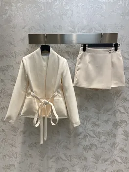 2023Kevino baltas kostiumas su sagomis trumpu sijonu, paprastas ir ryškus kimono stilius