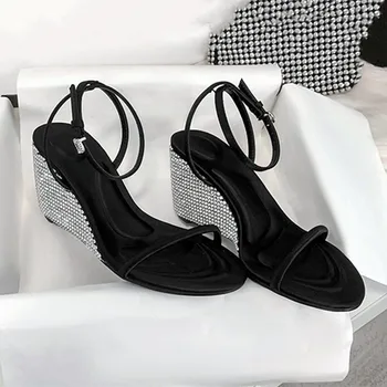 Aukštos kokybės kalnų krištolo pleištinės basutės moterims 2023 m. vasara Fashion Crystal Ankle Strap Open Toe Heels Party Prom Batai Kulniukai