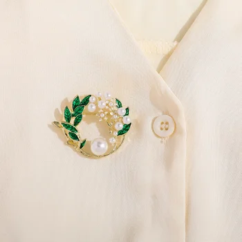 Korėja Naujausia žaliųjų lapų sagė vainiko tipo perlų gėlių sagės gardenia elegantiškas metalinis sagės smeigtukas palto kostiumo aksesuarams