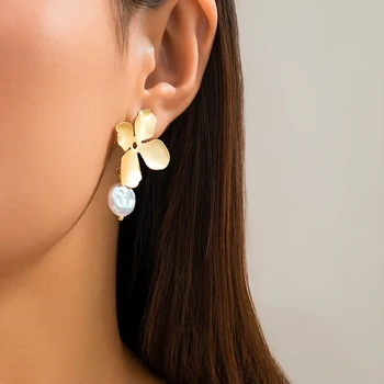 Lacteo 2024 Nauji aukso spalvos žiedlapių pakabukų auskarai moterims su perlų karoliukų imitacija Numeskite auskarus Fashion Ladies papuošalų dovana