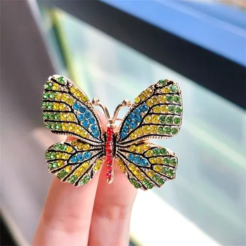 Madingos spalvingos inkrustuotos kalnų krištolo drugelio sagės moterims Prabangus dizainas Aukštos kokybės žavesys Gyvūnų sagės Smeigtukai Papuošalų dovanos
