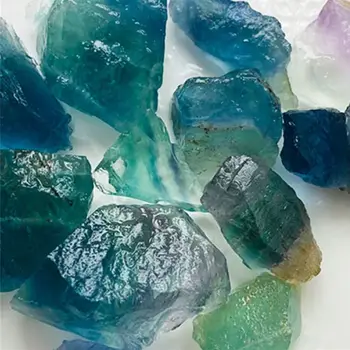 Natūralūs neapdoroti vaivorykštės fluorito kristalai Neapdoroti akmenys Mineraliniai gydomieji kristalai Brangakmeniai Pavyzdžiai Kolekcionuojamas brangakmenis
