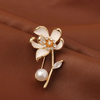Nauja mada Balta lotoso sagė Aukštos kokybės perlinė korsažas Išskirtinis šalikas Užsegimas Moterų smeigtukas Papuošalų aksesuaras Mados gėlių ženklelis