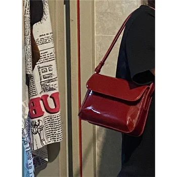 Retro Lakuotos odos raudona moteriška rankinė per petį Ryškaus paviršiaus skersinis mažas kvadratinis krepšys Mada Moteriškas pažastų krepšys Nuotakos rankinė
