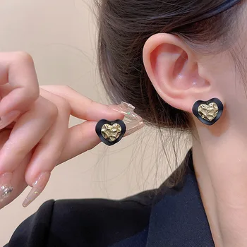 Vintažiniai juodos širdies formos auskarai moterims 2023 m Naujas madingo dizaino aukso spalvos retro mažas auskaras Lady Temperament papuošalai